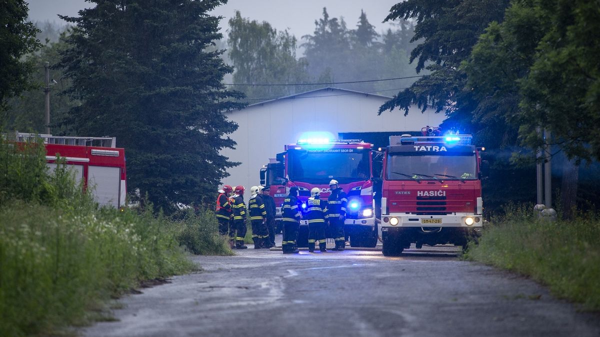 Pivovar ve Vratislavicích zachvátil velký požár, hasiči se zranili